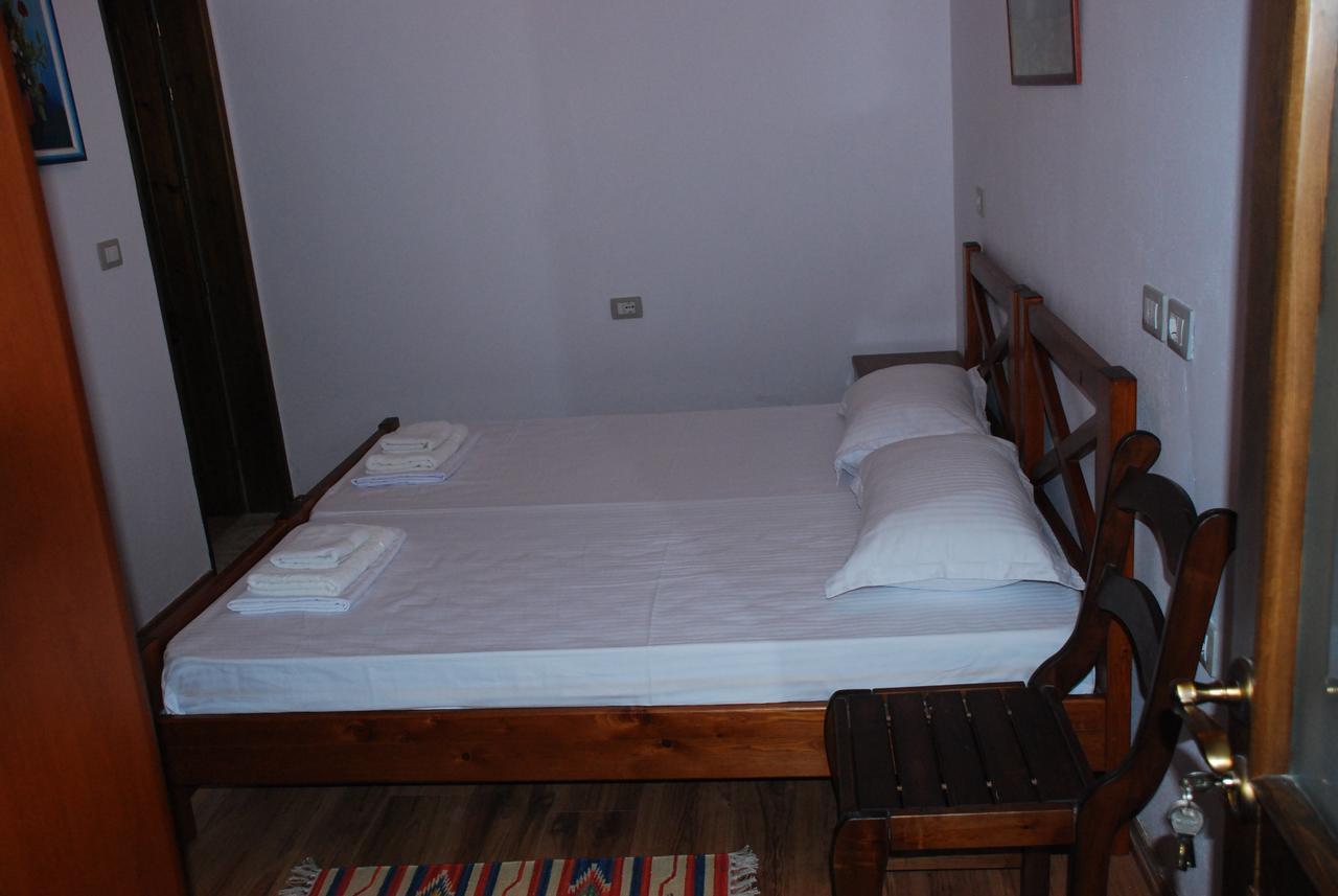 Bed & Breakfast Local Living Edi Berat Exterior photo